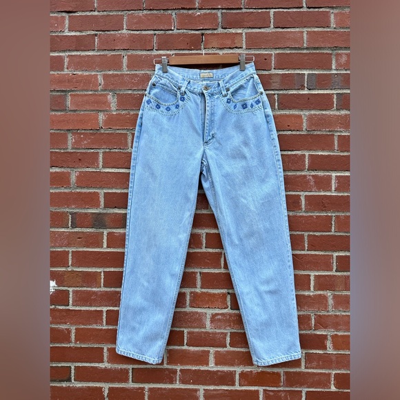 Liz Claiborne Denim - Vintage Lizwear by Liz Claiborne embroidered jeans. Size 10P.